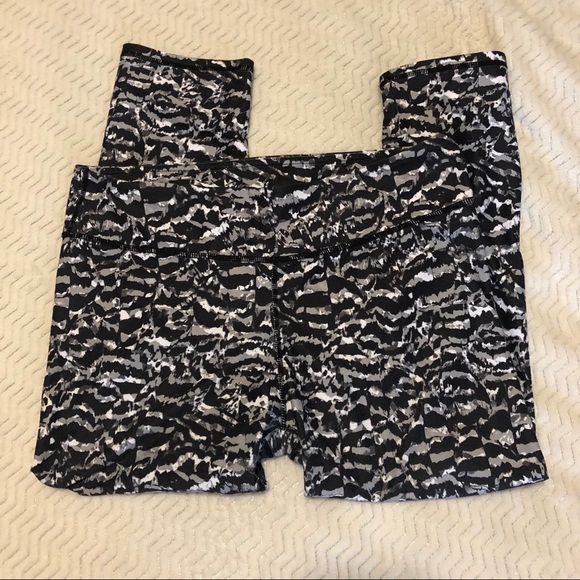 Fabletics Pants - Fabletics Mid-Rise Capri Leggings Yoga Activewear